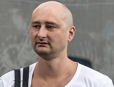 Με μακιγιάζ και τρύπιο μπλουζάκι με αίμα γουρουνιού σκηνοθέτησαν τη δολοφονία του Ρώσου δημοσιογράφου